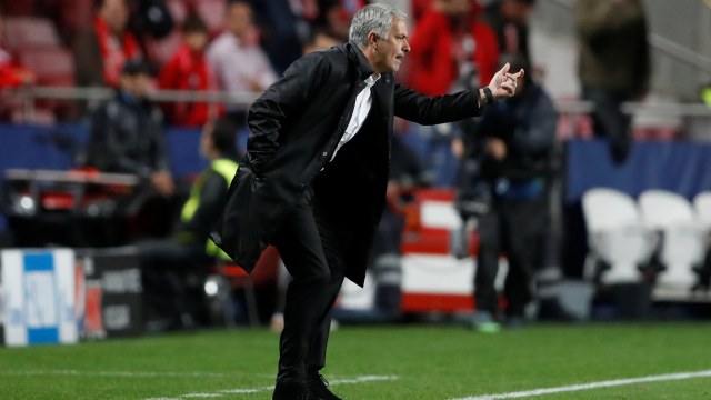 Mourinho pada laga versus Benfica. Foto: Reuters/Carl Recine