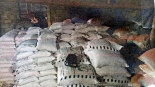 Polda Bongkar Pabrik Pembuat Pupuk Palsu di Bekasi (Foto: Fadjar Hadi/kumparan)