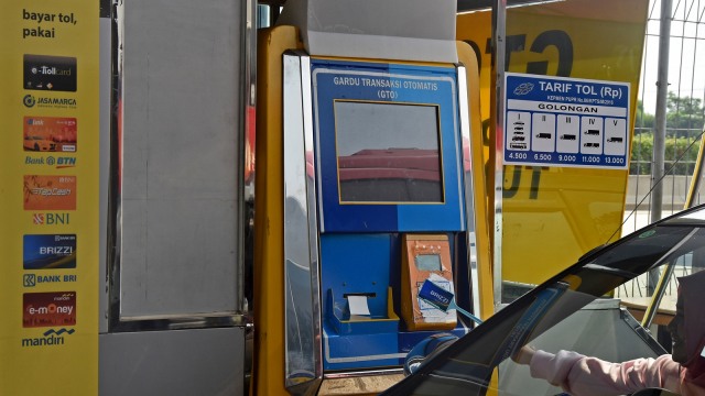 Pemberlakuan transaksi tol non tunai (Foto: Antara/Indrianto Eko Suwarso)