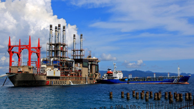 kapal pembangkit listrik milik Karpowership (Foto: Izaac Mulyawan/Antara)