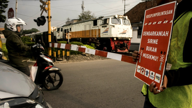 Himbauan disiplin di perlintasan kereta api (Foto: Novrian Arbi/Antara)