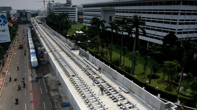 Pemasangan rel pada proyek pembangunan MRT (Foto: Antara/Reno Esnir)