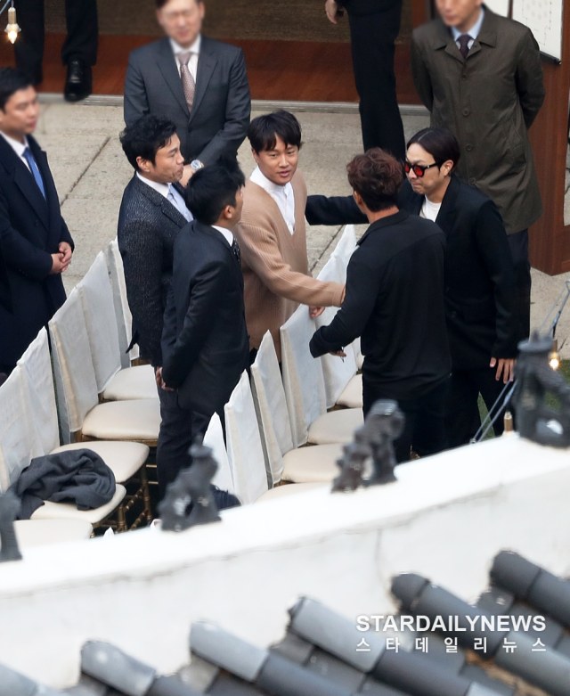 Datang ke pernikahan Song Song couple, mata Cha Tae Hyun terlihat sembab (1)