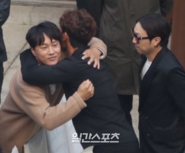 Datang ke pernikahan Song Song couple, mata Cha Tae Hyun terlihat sembab (2)