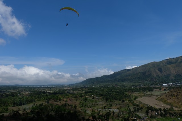 Paralayang Seru di Bukit Siswa (1)