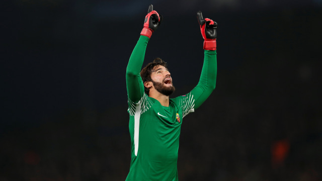 Alisson Becker tampil heroik. (Foto: Reuters/John Sibley)
