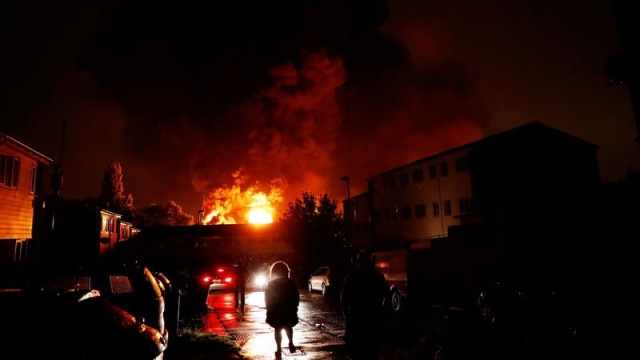 Kebakaran gudang Trico Freight di Tottenham (Foto: Eddie Keogh/Reuters)