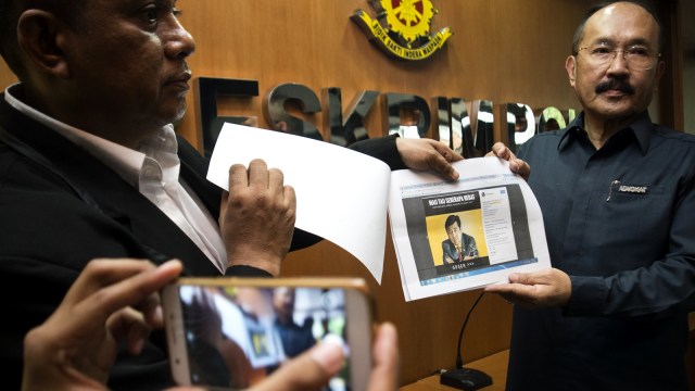Kuasa hukum menunjukkan meme Setya Novanto (Foto: Antara/Rosa Panggabean)