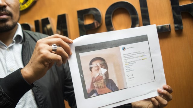 Kuasa hukum menunjukkan meme Setya Novanto (Foto: Antara/Rosa Panggabean)