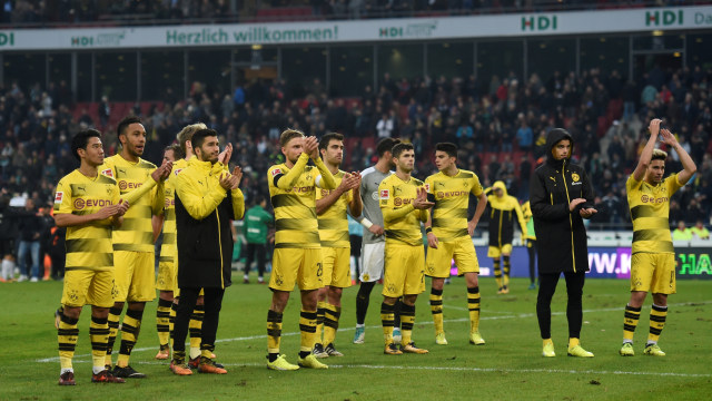Pemain Dortmund memberi aplaus kepada suporter. (Foto: REUTERS/Fabian Bimmer)