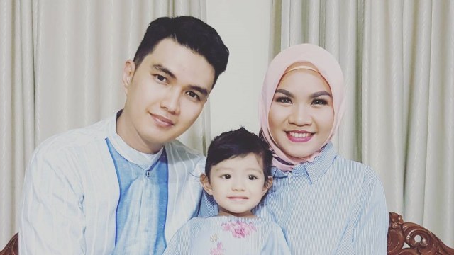 Aldi Taher bersama anak dan istrinya (Foto: Instagram/@alditaher.official)