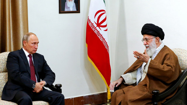 Vladimir Putin dan Ayatollah Ali Khameini Foto: Office of the Iranian Supreme Leader via AP 