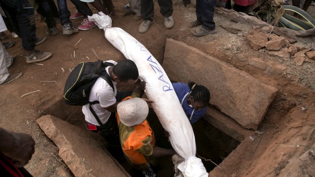Upacara Famadihana di Madagaskar (Foto: AFP/Rijasolo)
