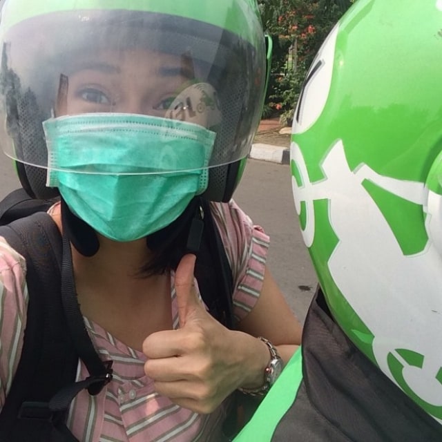 Dian Sastro naik Gojek (Foto: Instagram/@aurakasih)