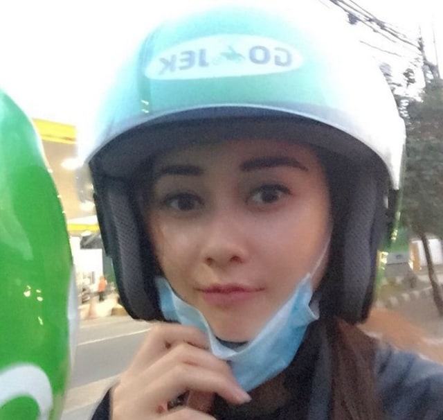 Aura Kasih naik Go-Jek (Foto: Instagram/@aurakasih)