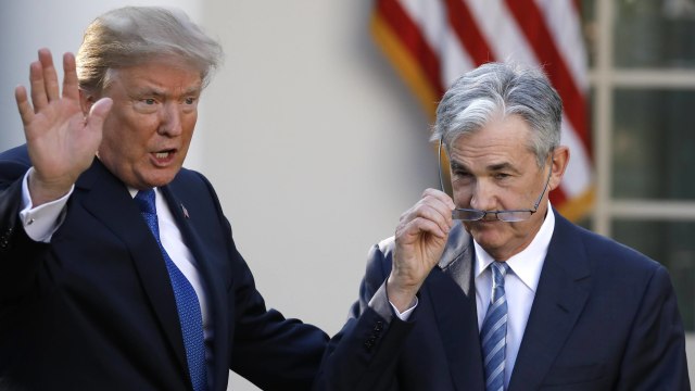 Donald Trump dan Jerome Powell Foto: Carlos Barria/Reuters