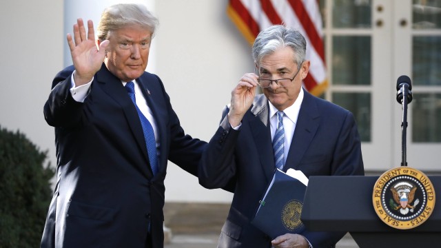 Donald Trump dan Jerome Powell Foto: Carlos Barria/Reuters