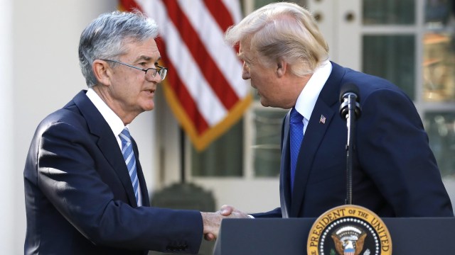 Donald Trump dan Jerome Powell Foto: Carlos Barria/Reuters