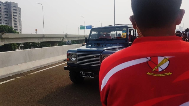 Jokowi Jajal Tol Becakayu dengan Jip Defender (Foto: Yudhistira AS/kumparan)