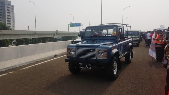 Jokowi Jajal Tol Becakayu dengan Jip Defender (Foto: Yudhistira AS/kumparan)