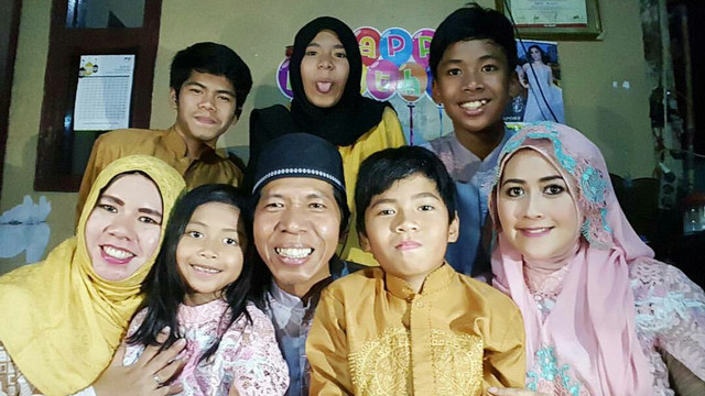 Kiwil bersama kedua istri dan anak-anaknya (Foto: Instagram @meggykiwil)