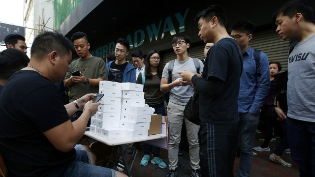 Lapak dadakan iPhone X di pinggir jalan Hong Kong. (Foto: Bobby Yip/Reuters)