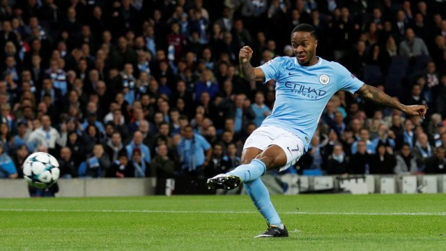 Sterling kala mengeksekusi penalti. (Foto: Reuters/Phil Noble)