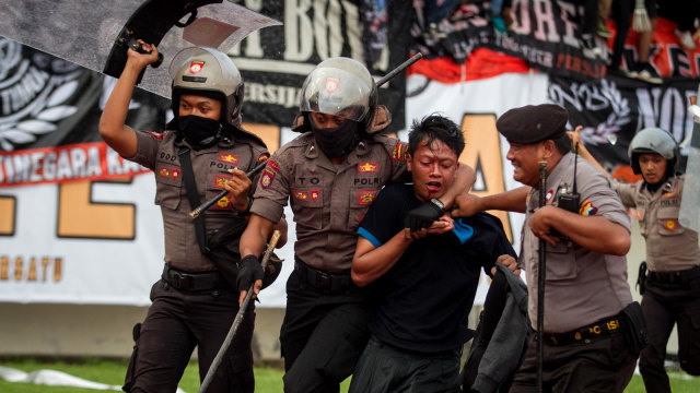Polisi mengamankan seorang suporter (Foto: Antara/Mohammad Ayudha)