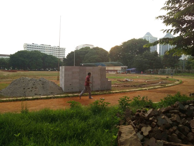 Meski Masih Renovasi, Lapangan Banteng Dipakai Warga Olahraga (1)