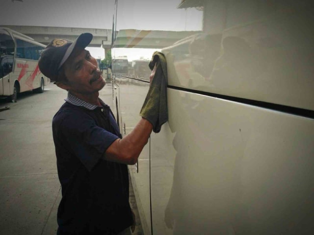 Perjuangan dan  Harapan Pak Tarsono dari Bus-Bus  kotor di Terminal Pulogebong.