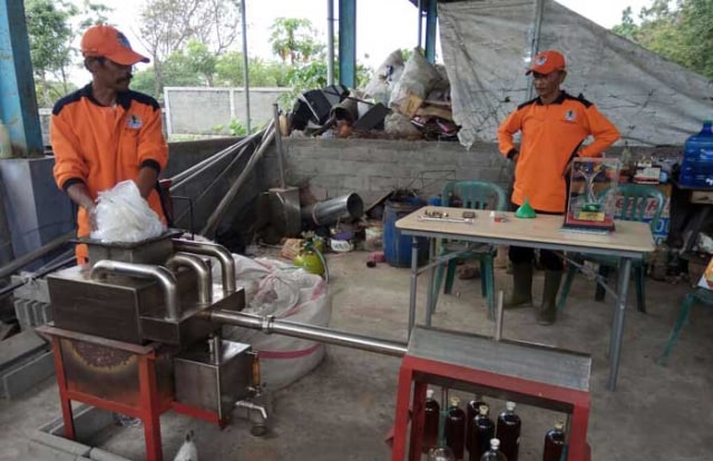 Kakek Lulusan SD di Blitar ini Ubah Sampah jadi 3 Jenis Bahan Bakar