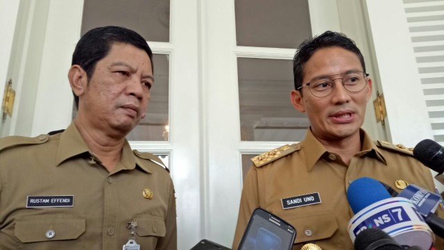 Sandi dan mantan Walkot Jakut Rustam Effendi (Foto: Nabilla Fatiara/kumparan)