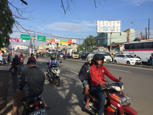 Penutupan Akses Putar Balik Sebabkan Motor Lawan Arus di Ciputat
