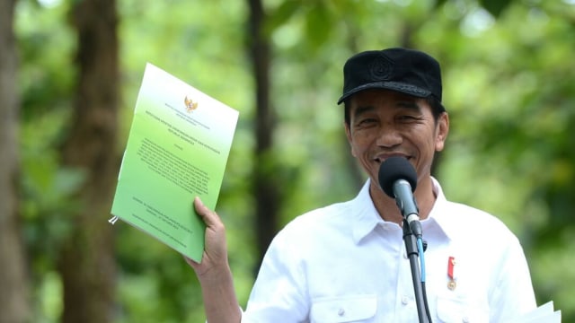 Jokowi memakai topi hitam di Madiun (Foto: Biro Pers Setpres)
