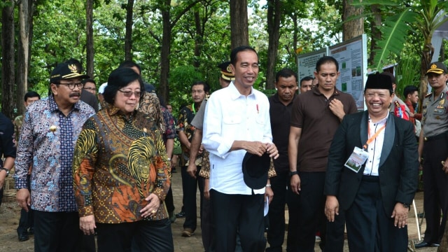 Jokowi memakai topi hitam di Madiun (Foto: Biro Pers Setpres)