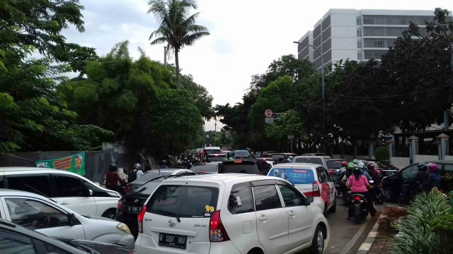 Kawasan Kemanggisan Macet Akibat Proyek Galian Listrik (3)