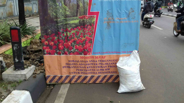 Kawasan Kemanggisan Macet Akibat Proyek Galian Listrik (1)