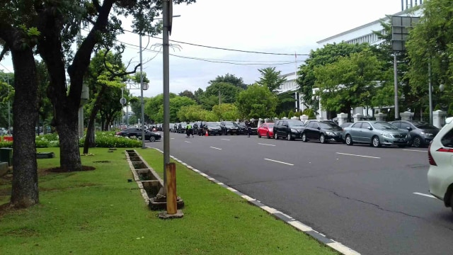 Puluhan Mobil Parkir Liar di Jalan Merdeka Utara