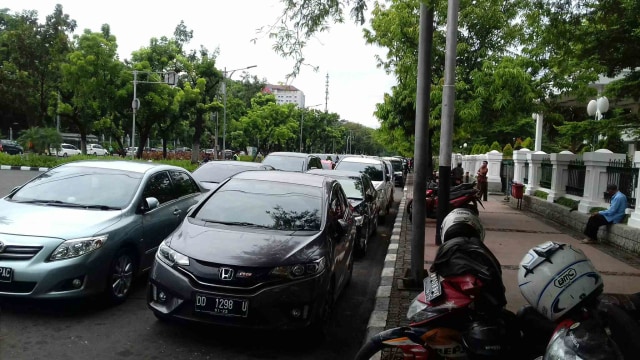 Puluhan Mobil Parkir Liar di Jalan Merdeka Utara (1)