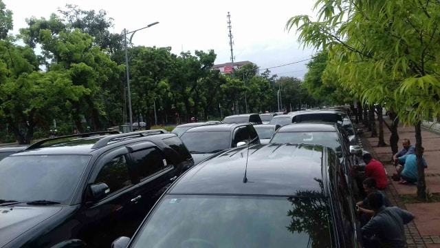 Puluhan Mobil Parkir Liar di Jalan Merdeka Utara (2)