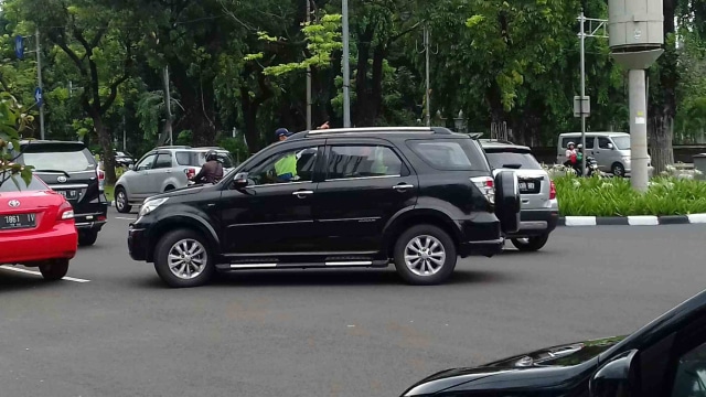 Puluhan Mobil Parkir Liar di Jalan Merdeka Utara (3)