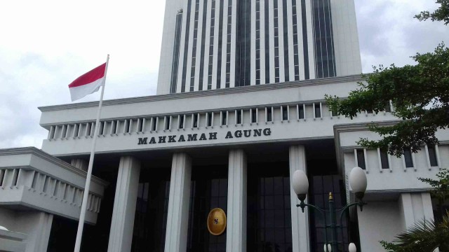 Puluhan Mobil Parkir Liar di Jalan Merdeka Utara (4)