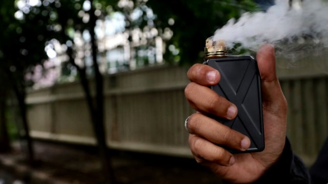 Ilustrasi Pengguna Rokok Elektrik (Foto: Fanny Kusumawardhani/kumparan)