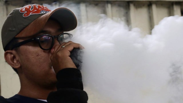 Ilustrasi Pengguna Rokok Elektrik (Foto: Fanny Kusumawardhani/kumparan)