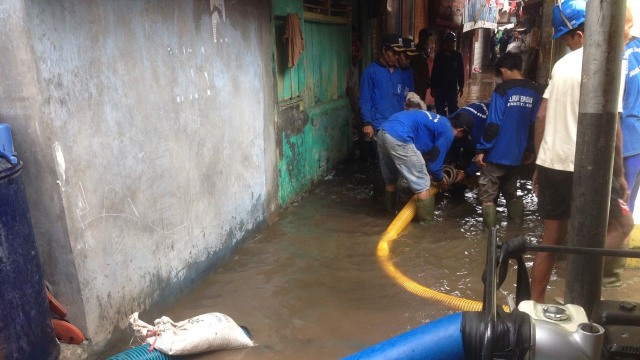 Banjir akibat tanggul jebol di Luar Batang. (Foto: Mirsan Simamora/kumparan)