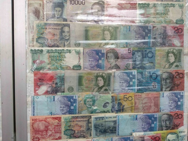 Penjual Uang Kuno di Pasar Baru