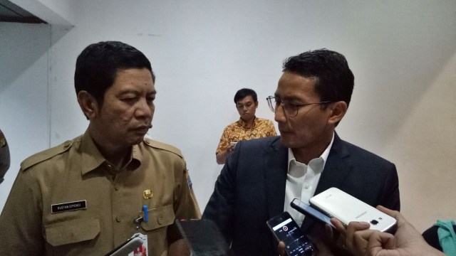 Sandi dan Staf Pengaduan Masyarakat Rustam Effendi (Foto: Diah Harni/kumparan)