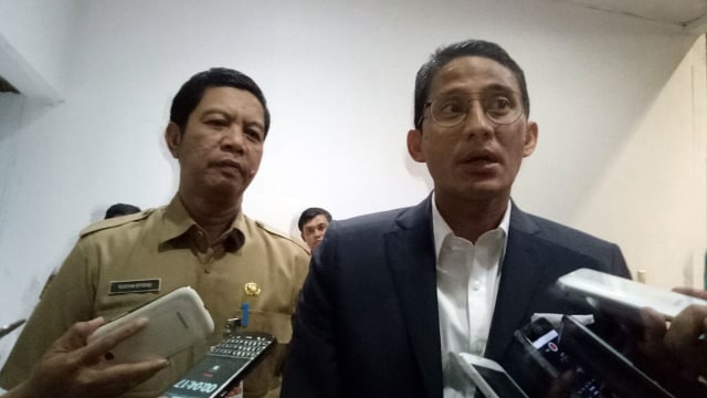Sandi dan Staf Pengaduan Masyarakat Rustam Effendi (Foto: Diah Harni/kumparan)