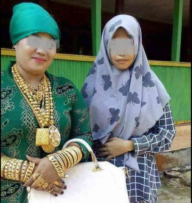 Viral, Gaya Wanita Kenakan Emas Berlebihan ini Jadi Perhatian Netizen di Madura
