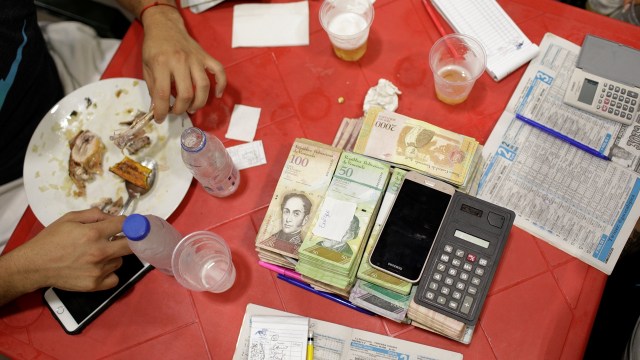 Meja perjudian di Venezuela (Foto: Reuters/Ricardo Moraes)
